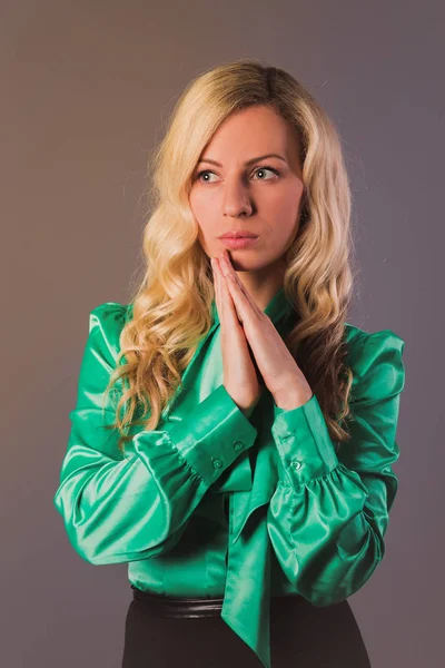 Portret Van Jonge Elegante Blonde Vrouw Die Permanent Tegen Grijze — Stockfoto