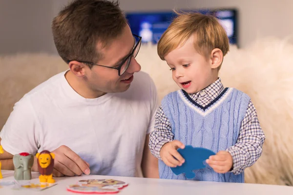 Ritratto Giovane Padre Felice Con Piccolo Figlio Carino Che Pazzles — Foto Stock