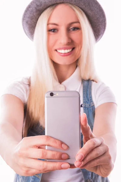Retrato Jovem Mulher Loira Rindo Chapéu Que Fazendo Selfie Foto — Fotografia de Stock