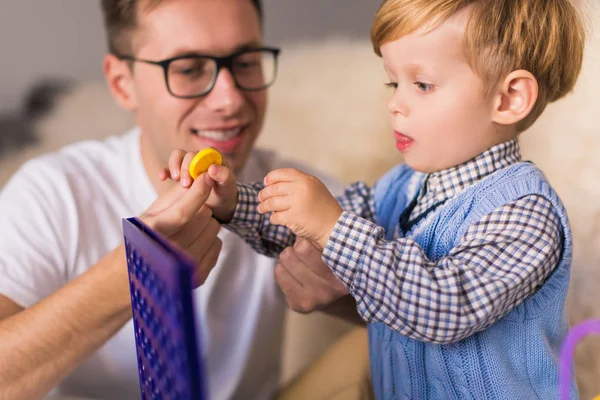 Portret Van Schattige Ernstige Zoontje Die Spelen Met Ontwikkeling Van — Stockfoto