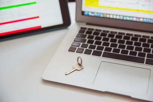 Schließen Sie Einen Schlüssel Auf Dem Geöffneten Laptop Auf Dem — Stockfoto