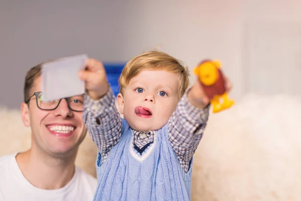 Portrait Petit Fils Sérieux Mignon Qui Garde Carte Jouet Dans — Photo