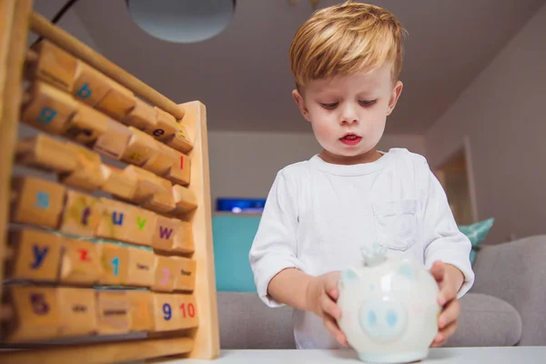 Piccolo Ragazzo Concentrato Che Gioca Con Kopilka Casa — Foto Stock