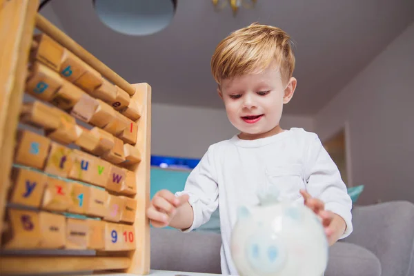 Ritratto Bambino Felice Che Gioca Con Sviluppo Giocattoli Salvadanaio Nella — Foto Stock