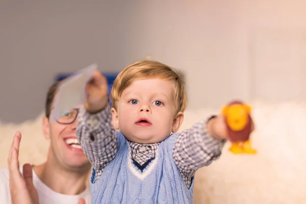 Портрет Маленького Симпатичного Серйозного Хлопчика Який Тримає Карту Іграшку Руках — стокове фото