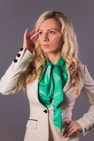 Portret Van Jonge Elegante Blonde Vrouw Die Permanent Tegen Grijze — Stockfoto