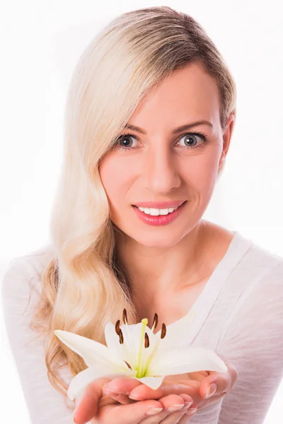 Portrét Mladé Božský Blond Ženy Která Drží Kvetou Lilie Rukou — Stock fotografie