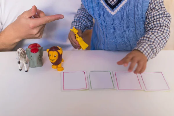 카드와 자식에 테이블에 장난감 앉아있는 — 스톡 사진
