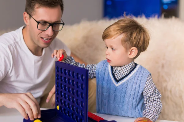 Piccolo Figlio Carino Che Gioca Sviluppando Giocattolo Con Suo Felice — Foto Stock