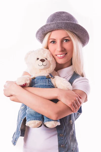 Retrato Joven Mujer Rubia Alegre Sombrero Que Abraza Juguete Osito —  Fotos de Stock