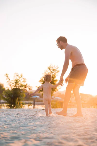 Jovem Pai Feliz Andando Com Seu Pequeno Filho Praia — Fotografia de Stock