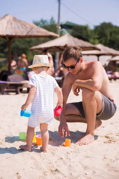 Baksidan Liten Pojke Som Leker Med Far Stranden — Stockfoto