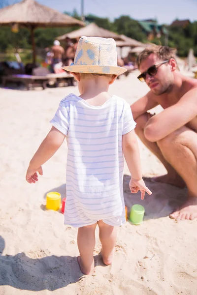 Vista Posteriore Del Bambino Che Gioca Con Padre Sulla Sabbia — Foto Stock