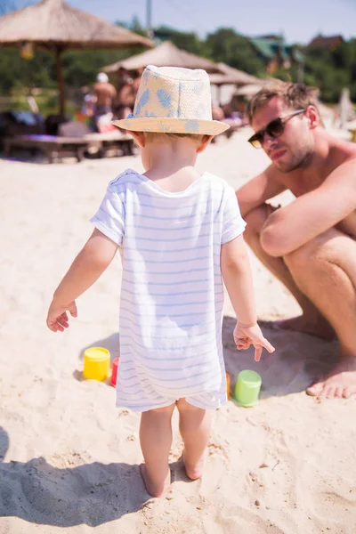 Baksidan Liten Pojke Som Leker Med Far Sand Stranden — Stockfoto