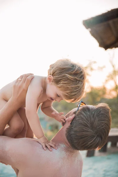 Retrato Niño Rubio Sonriente Desnudo Quien Joven Padre Mantiene Las — Foto de Stock