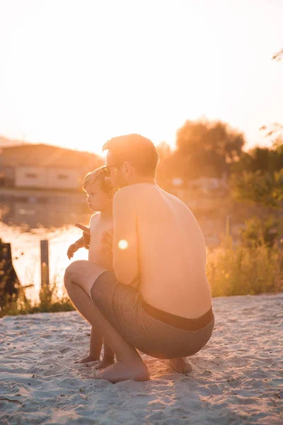 Vista Lateral Del Joven Padre Con Pequeño Hijo Desnudo Playa — Foto de Stock