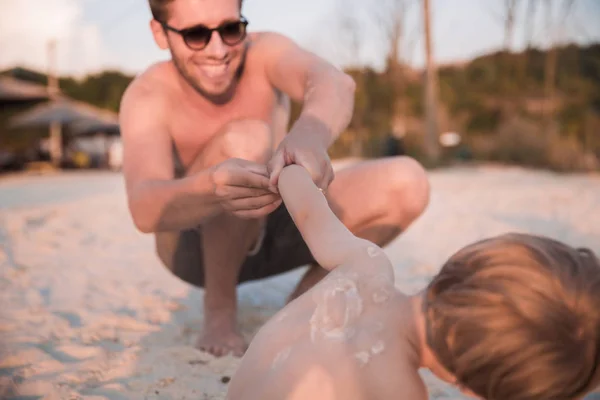Jovem Pai Feliz Brincando Com Seu Pequeno Filho Praia Luz — Fotografia de Stock