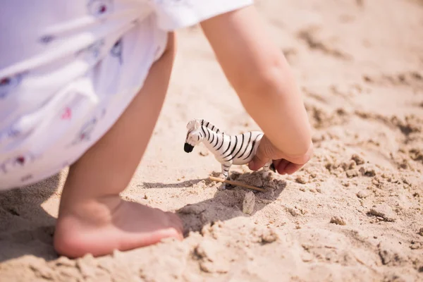 Närbild Leksak Zebra Handen Barn Som Spelar Det Sanden Stranden — Stockfoto