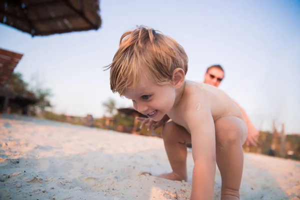 Den Lilla Lyckliga Nakna Pojken Spelar Sand Stranden — Stockfoto