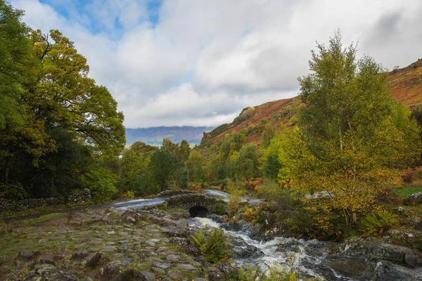 Güzel görünümü küçük köprü etrafında ağaçlar ve dağlar ve kitapçık