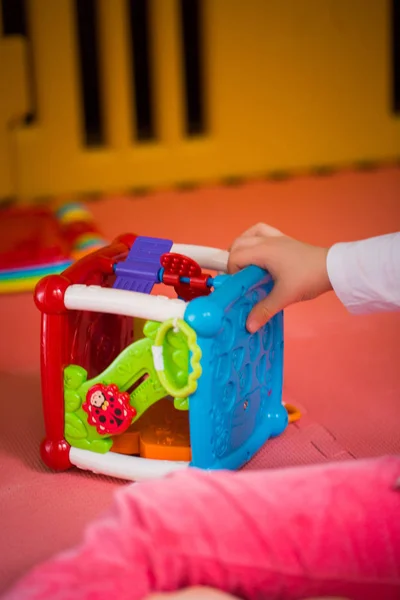 Nahaufnahme Eines Spielzeugs Auf Der Matte Mit Dem Ein Kind — Stockfoto