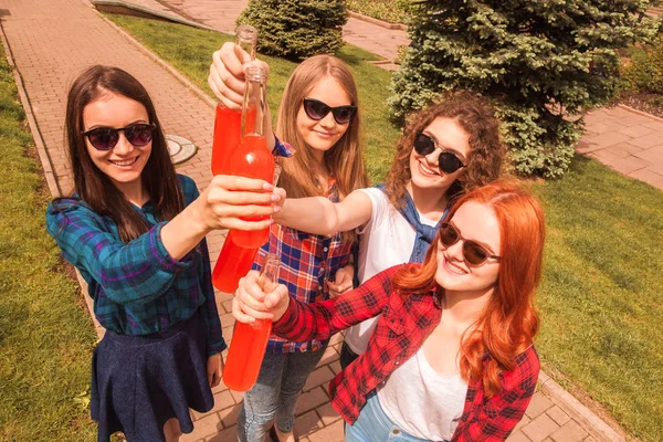 Jonge Vrolijke Vrouwen Studenten Glazen Permanent Buitenshuis Het Houden Van — Stockfoto