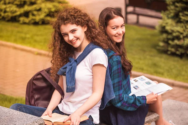 Deux Jeunes Étudiantes Heureuses Assises Extérieur Tenant Les Livres Entre — Photo