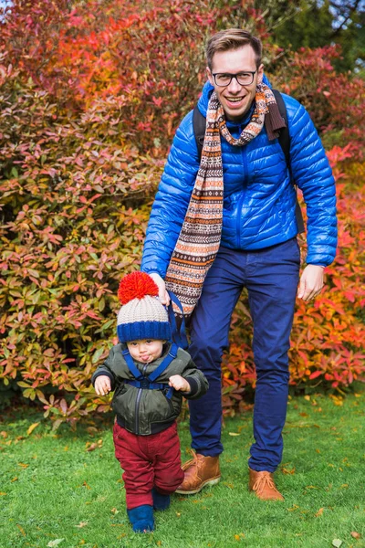 Lachende Vader Staat Houdt Van Zijn Grappige Zoontje Buitenshuis — Stockfoto