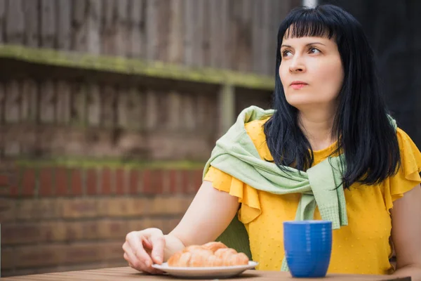 Porträt Einer Jungen Hübschen Frau Die Tisch Freien Sitzt Auf — Stockfoto