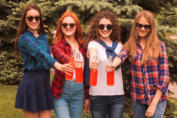 Les Jeunes Étudiantes Heureuses Debout Dans Des Verres Extérieur Souriant — Photo