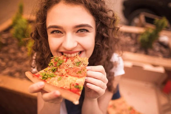 Nahaufnahme Der Jungen Lächelnden Frau Die Ein Stück Pizza Beißt — Stockfoto