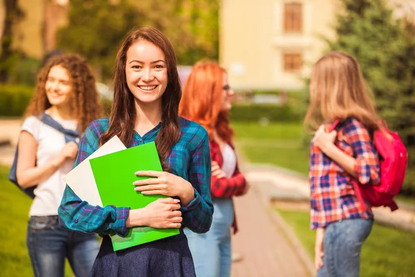 Portret Młodej Kobiety Piękne Student Który Stojący Uśmiechający Się Odkryty — Zdjęcie stockowe