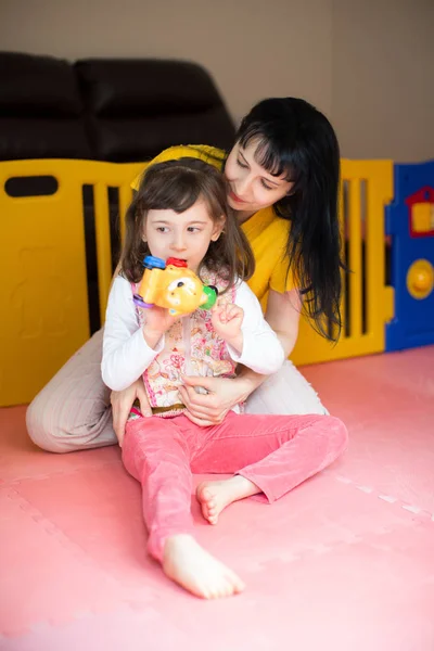 Pequeña Hermosa Chica Discapacitada Sentada Con Joven Madre Feliz Habitación — Foto de Stock