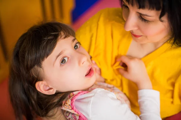 Porträt Eines Kleinen Charmanten Behinderten Mädchens Das Zimmer Den Armen — Stockfoto