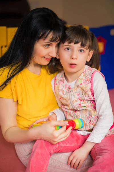 Das Kleine Schöne Behinderte Mädchen Sitzt Auf Dem Schoß Einer — Stockfoto