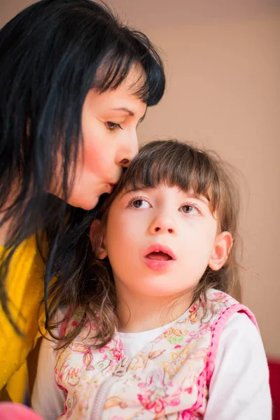 Porträt Eines Kleinen Schönen Behinderten Mädchens Und Ihrer Jungen Fröhlichen — Stockfoto