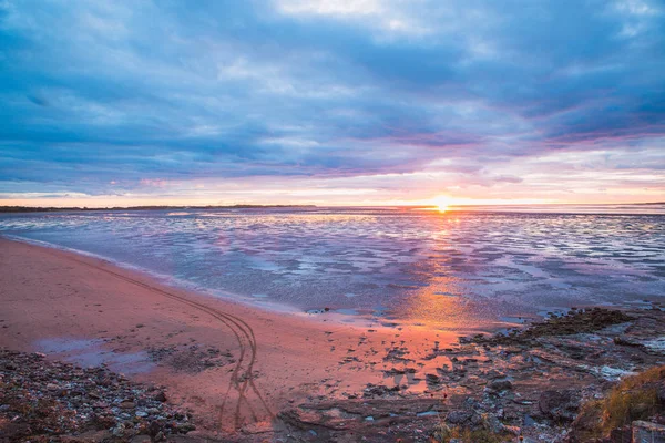 Günbatımı ve gölün harika manzarasını