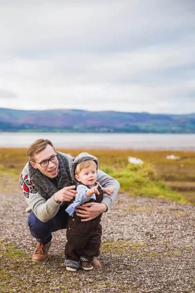 Feliz Padre Con Pequeño Hijo Mostrar Dedo Para Mirar Hacia — Foto de Stock