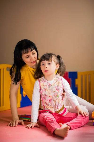 Das Kleine Schöne Behinderte Mädchen Das Neben Der Jungen Liebevollen — Stockfoto