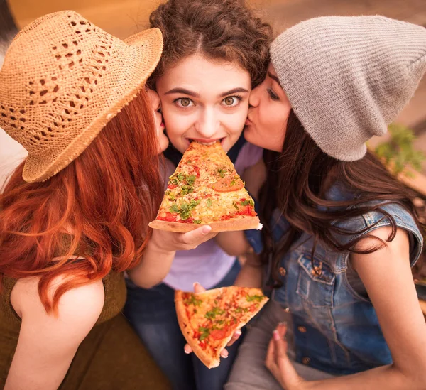 Três Jovens Amigas Bonitas Sentadas Livre Uma Delas Mantendo Pedaços — Fotografia de Stock