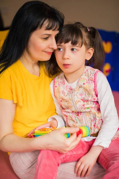 Das Kleine Schöne Behinderte Mädchen Das Auf Dem Schoß Einer — Stockfoto