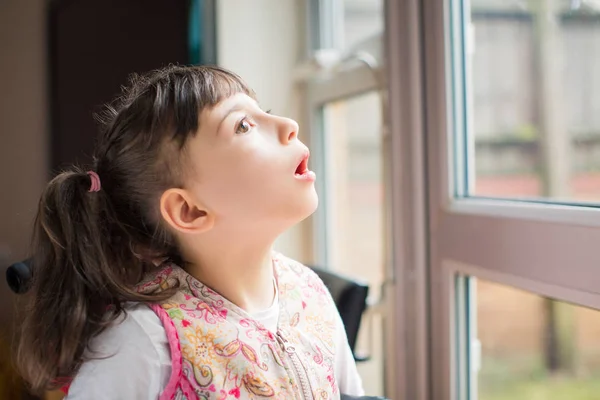 Портрет Маленької Красивої Дівчинки Інваліда Яка Дивиться Вікно Приміщенні — стокове фото