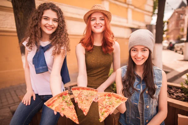 Três Jovens Amigas Bonitas Sentadas Livre Mantendo Pedaços Pizza Nas — Fotografia de Stock