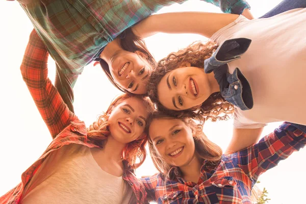 Jonge Glimlachend Vrouwelijke Studenten Permanent Samen Omarmen Buitenshuis — Stockfoto
