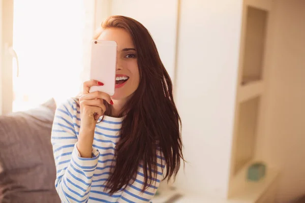 Portrait Jeune Jolie Femme Gaie Qui Assoit Sur Canapé Dans — Photo