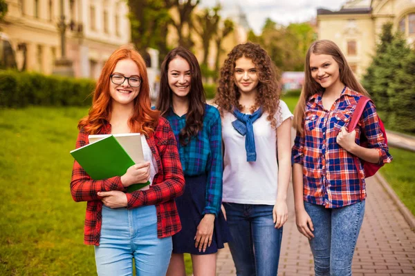 Młodzi Studenci Happy Razem Stojący Zewnątrz Uśmiechając Się — Zdjęcie stockowe