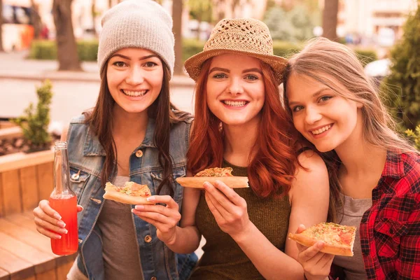 Retrato Jovens Mulheres Bonitas Estudantes Sentados Livre Comer Pizza Beber — Fotografia de Stock