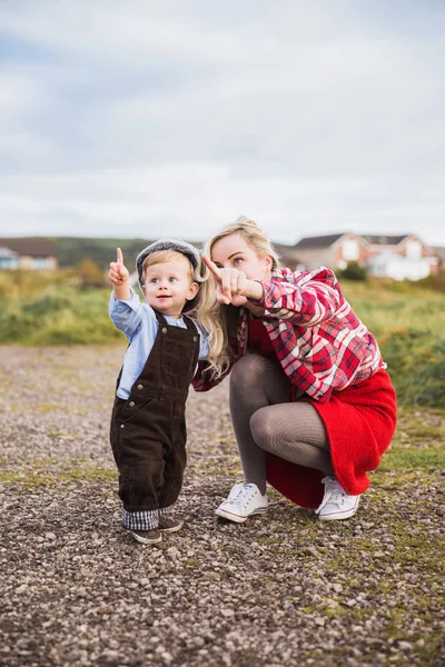 Anya Következő Látnivaló Közelében Kis Fiát Megmutatják Hogy Előre Szabadban — Stock Fotó