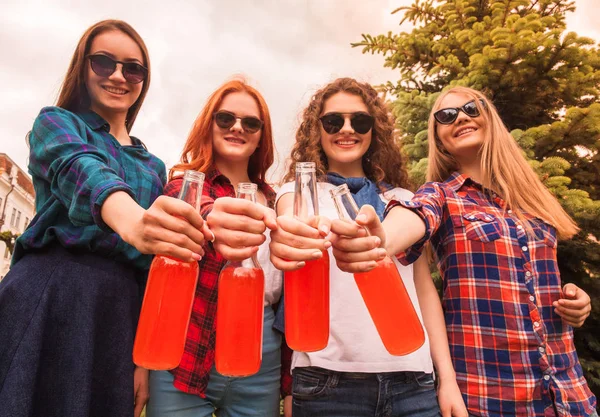 Młodzi Uśmiechając Się Kobiet Uczniowie Stojący Okularach Zewnątrz Utrzymywanie Butelek — Zdjęcie stockowe