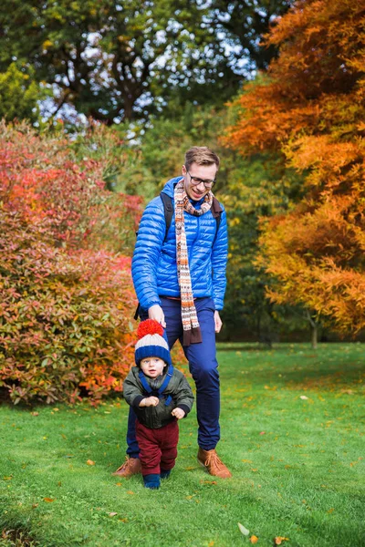 Hermoso Padre Feliz Camina Con Pequeño Hijo Parque — Foto de Stock